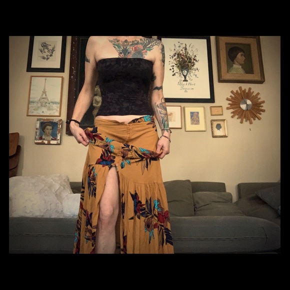 Long skirt with buttons and slit in front - Picture 1 of 4